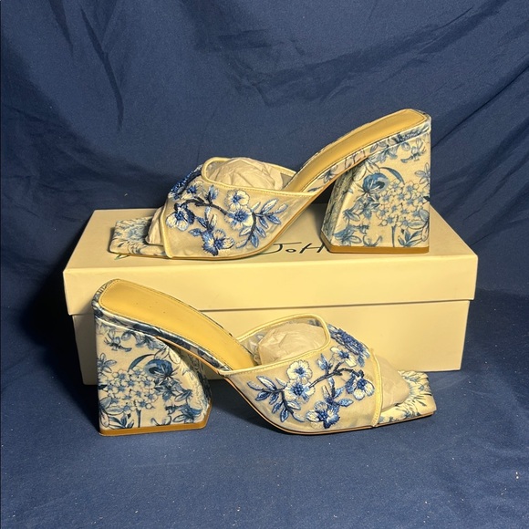 BETSEY JOHNSON- SB-ROO, BLU FLORAL, 11 women QS - Picture 1 of 4